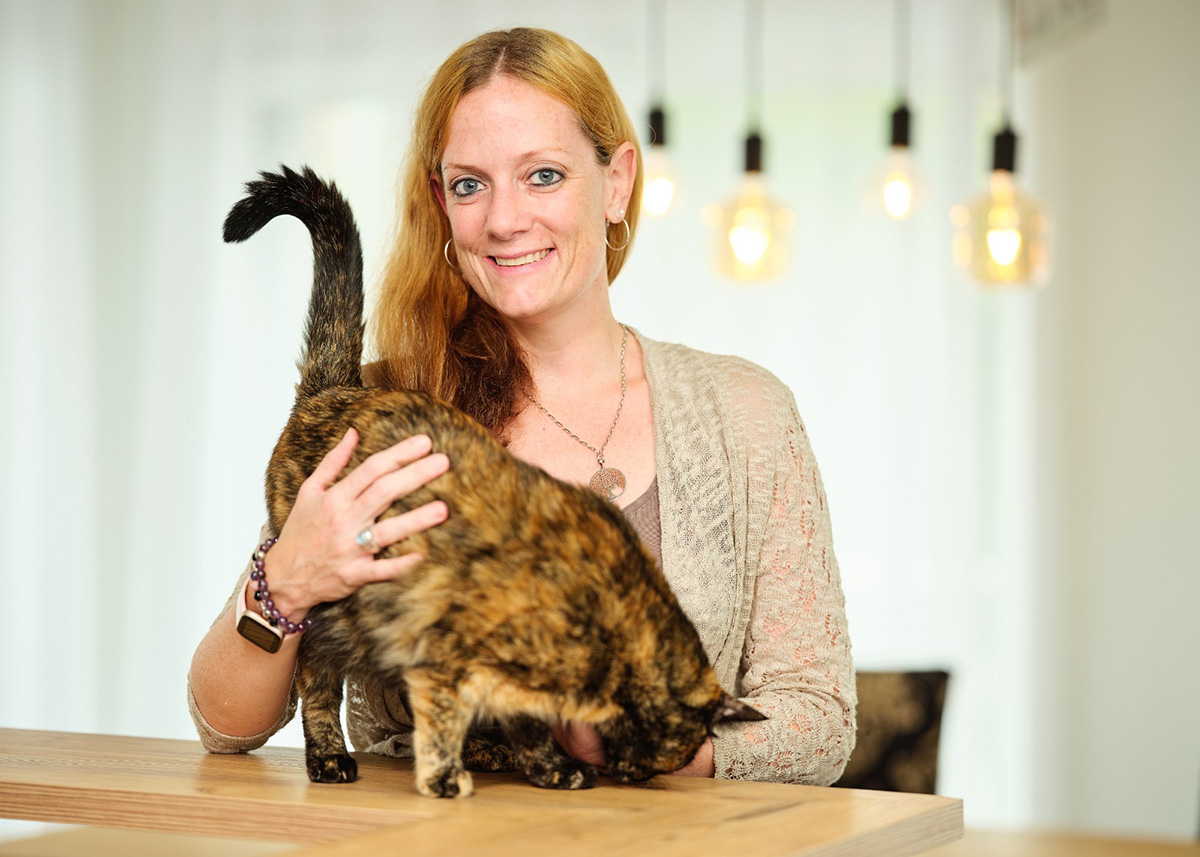 Janine Abplanalp mit Katze