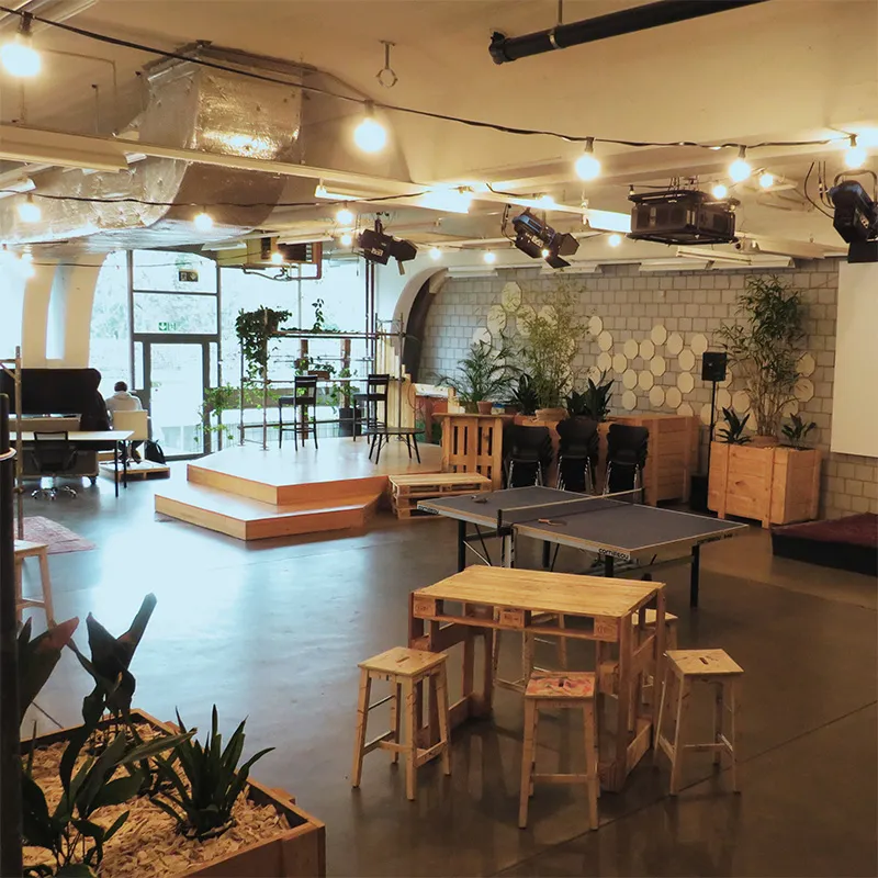 Freizeitbereich im Coworkingspace mit Bühne und Tischtennisplatte